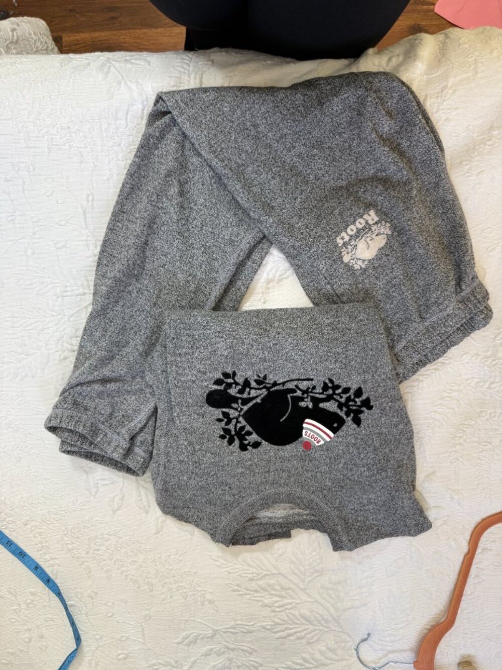 Roots Grey Beaver Graphic Sweatshirt & Jogger Sweatpant Set Size Small - Picture 11 of 11